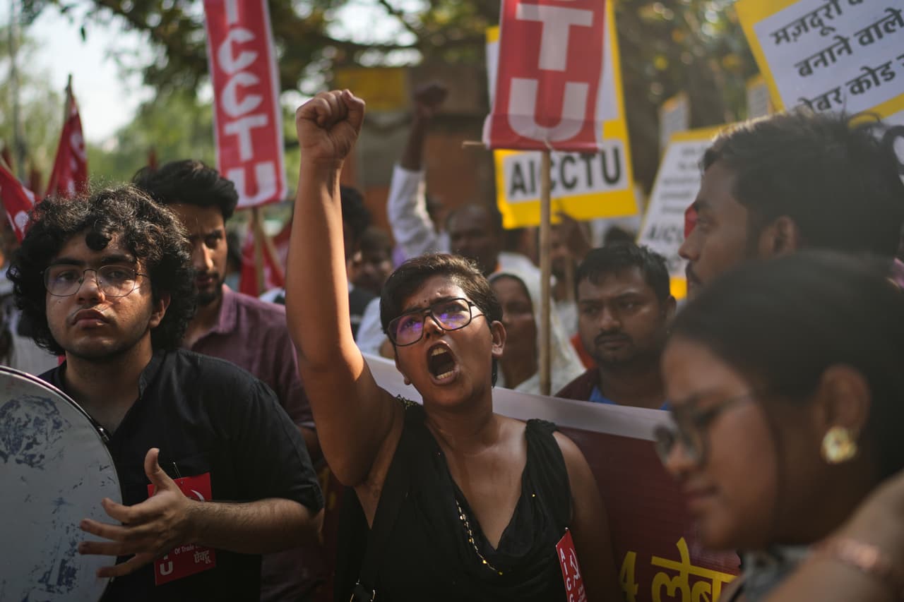 Miembros de sindicatos y trabajadores gritan consignas antigubernamentales durante una marcha con motivo del Día Internacional del Trabajo en Nueva Delhi.