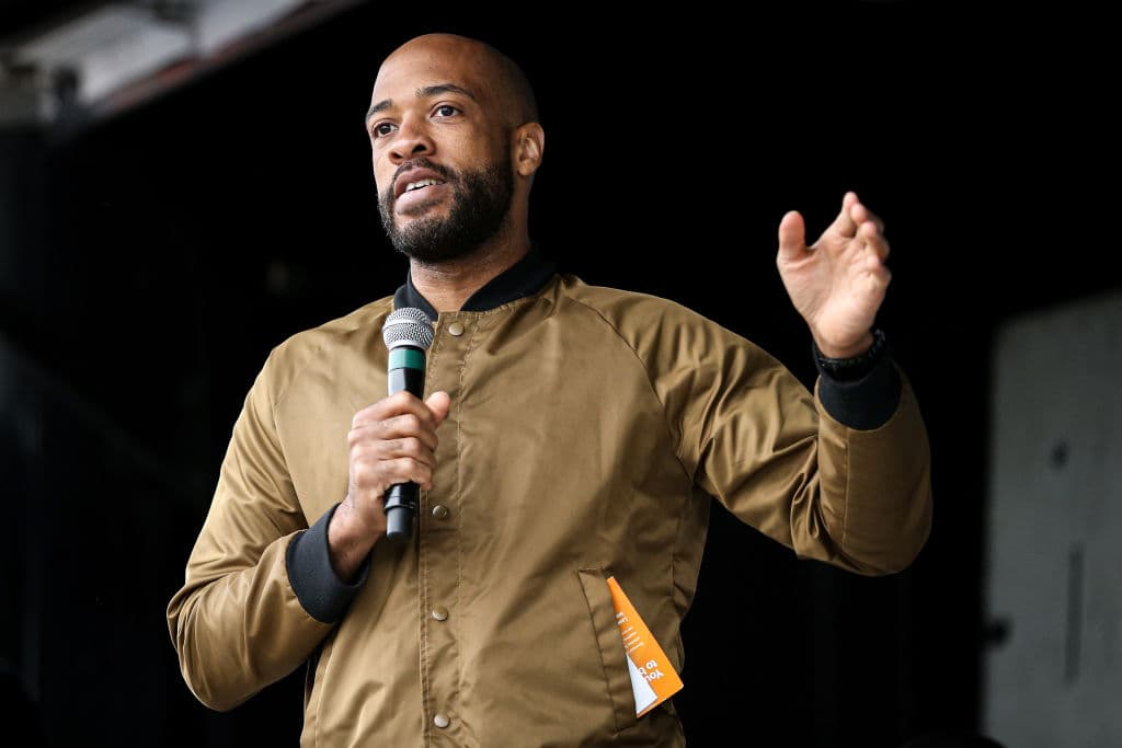El vicegobernador demócrata de Wisconsin, Mandela Barnes, compartirá en noviembre por un puesto en el Senado.