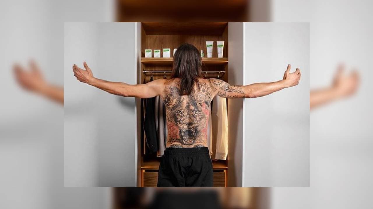 El león en todo su esplendor, cubriendo la totalidad de su espalda.