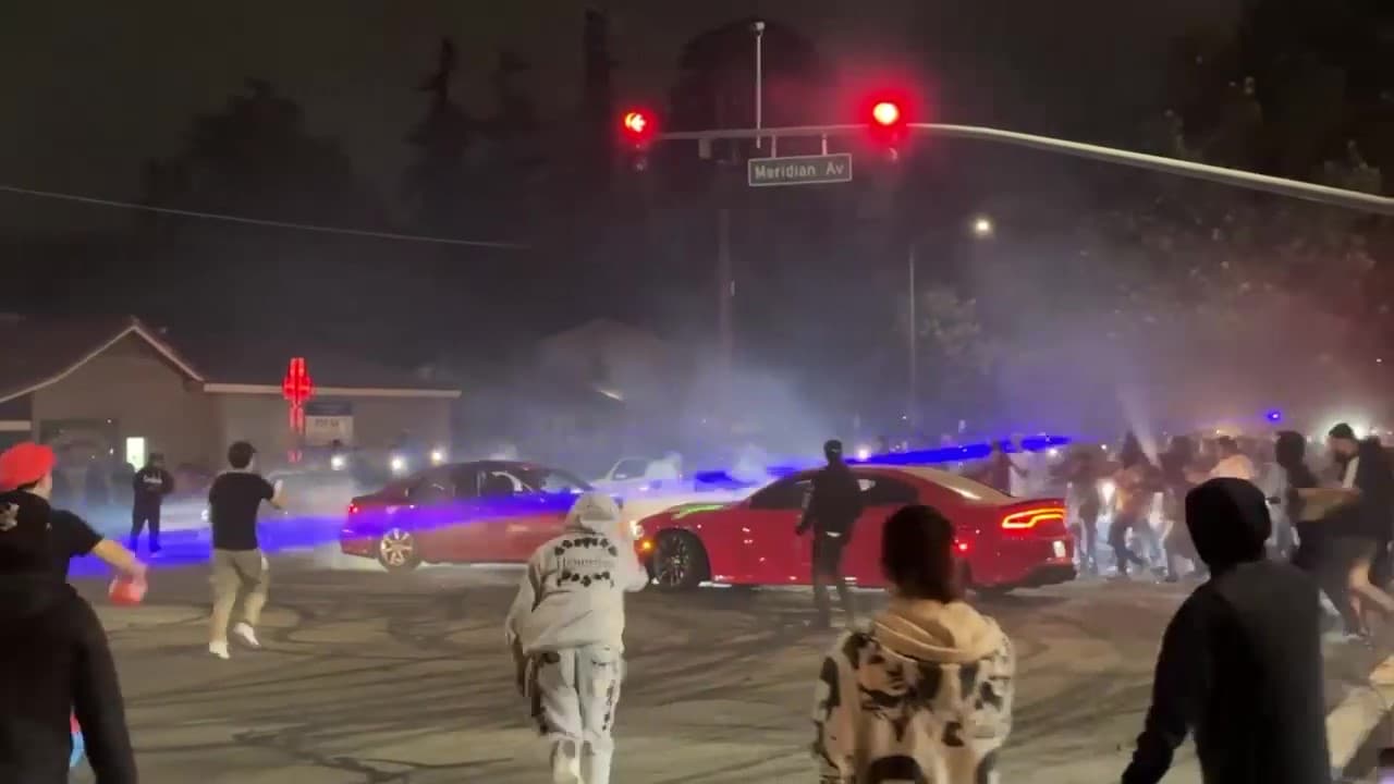 En este lugar, además de los fuegos artificiales, se produjo un choque entre dos vehículos que realizaban maniobras peligrosas.