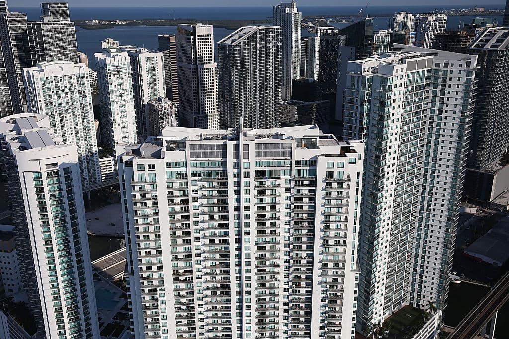 Una vista aérea de los condominios en el corazón de Miami.