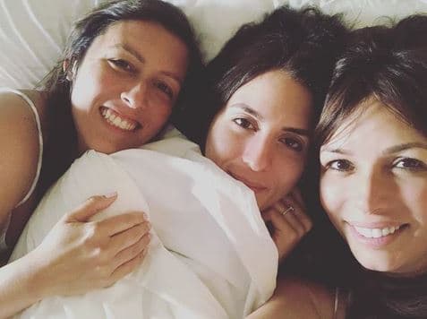 "[...] ¡Qué rico que pudimos despertar juntitas como en los viejos tiempos! Mi Gabriella Trucco se me casa con mi flaco William y no puedo estar más feliz. ¡Que Dios los acompañe este día y siempre!", escribió la conductora junto a esta instantánea.