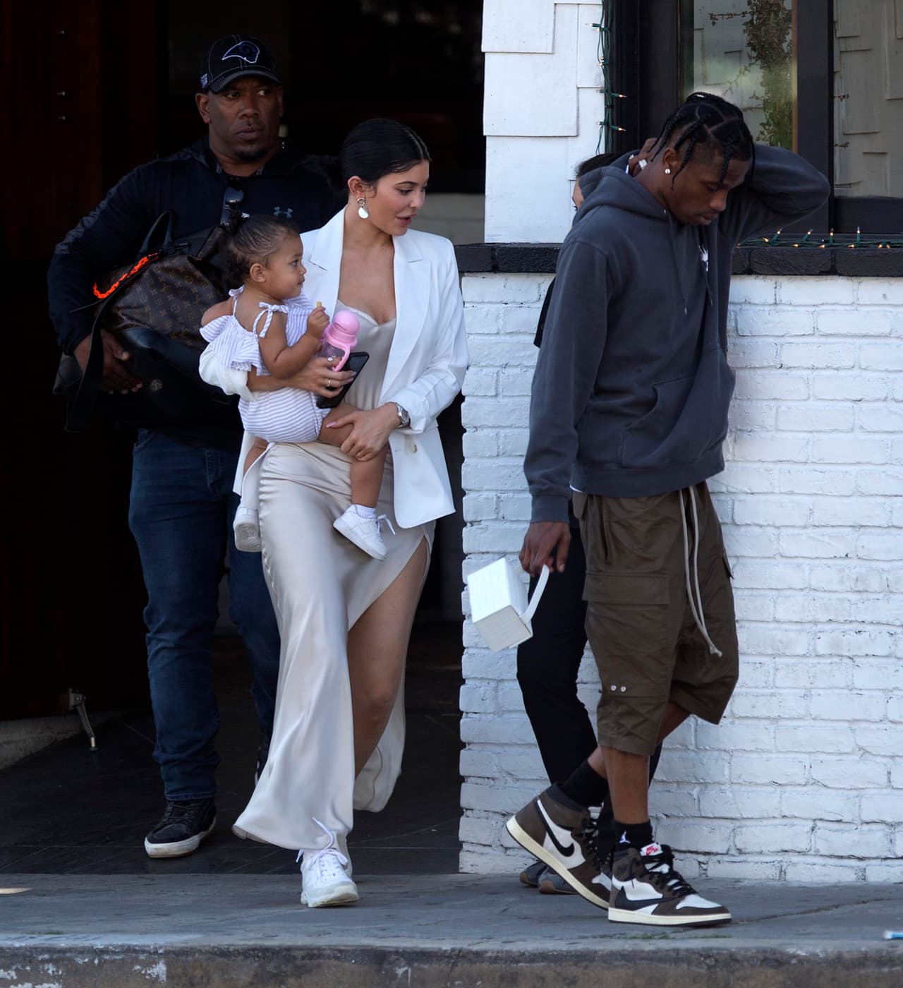 Kylie y Travis 
<b><a href="https://www.univision.com/entretenimiento/travis-scott-asegura-que-se-casara-muy-pronto-con-kylie-jenner-solo-le-falta-un-detalle-fotos" target="_blank">se conocieron</a> </b>en el festival de Coachella de abril de 2017. Aunque no están casados formalmente, entre ellos se llaman “esposito” y “esposita” y constantemente suelen compartir el amor y cariño que le tienen a su hija.