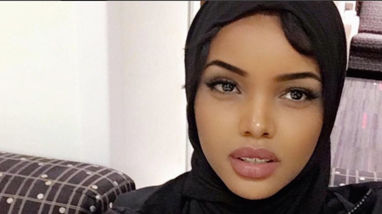 Ella es Halima Aden, la jovencita de 19 años de Minnesota que se está atreviendo a llevar yihab y burkini en un concurso de belleza. Este fin de semana Halima resultó elegida entre las 15 finalistas, de 45 competidoras, que buscan la corona de este estado para competir en el gran certamen nacional.