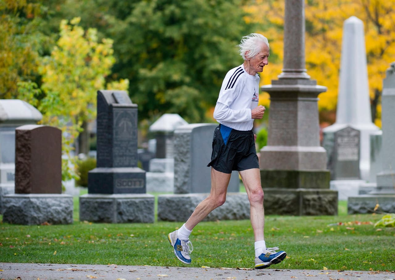 Ed Whitlock entrenaba corriendo alrededor de un cementerio en Toronto.