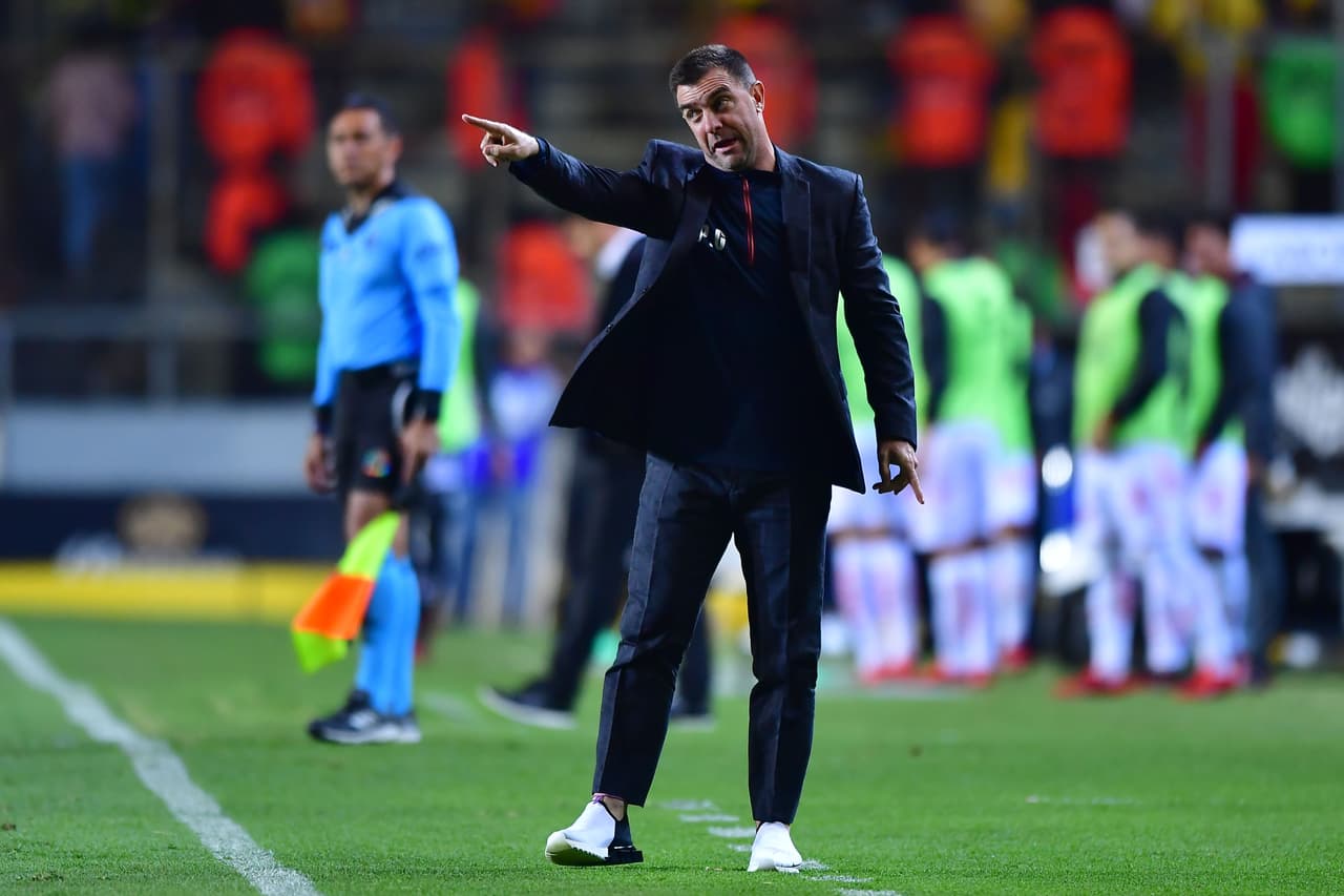 <b>No se quería ir de México</b>
<br>- Su representante reveló que su idea principal era continuar con Monarcas, pero una vez que se dio a conocer su posible cambio de sede, se desbalanceó y cambiaron los planes.
<br>- Monarcas Morelia anunció este 24 de mayo su destitución del equipo.