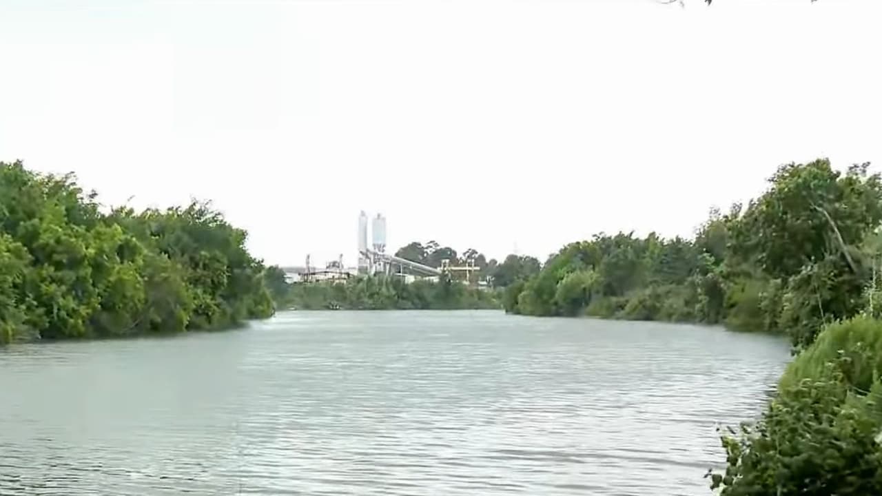 Equipos de rescate y detectives de Houston acudieron a Greens Bayou luego de que un pescador reportara el hallazgo de un cuerpo en el agua.