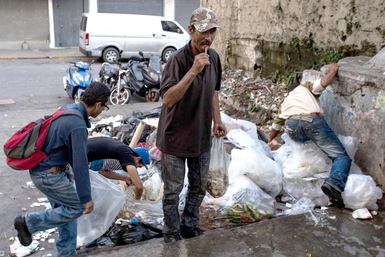 "Hoy revisé la basura y conseguí dos paquetes de chupetas y las repartí entre los compañeros míos", dice Villamizar, como si hubiese encontrado un tesoro. Las bolsas de basura apiladas en esta esquina de la Plaza El Venezolano, en el centro de Caracas, suelen provenir de una piñatería y de dos restaurantes cercanos. Y quienes comen de ellas las esperan con puntualidad:
<b>"A las 5:30 (de la tarde) llegan las bolsas del restaurante chino"</b>.