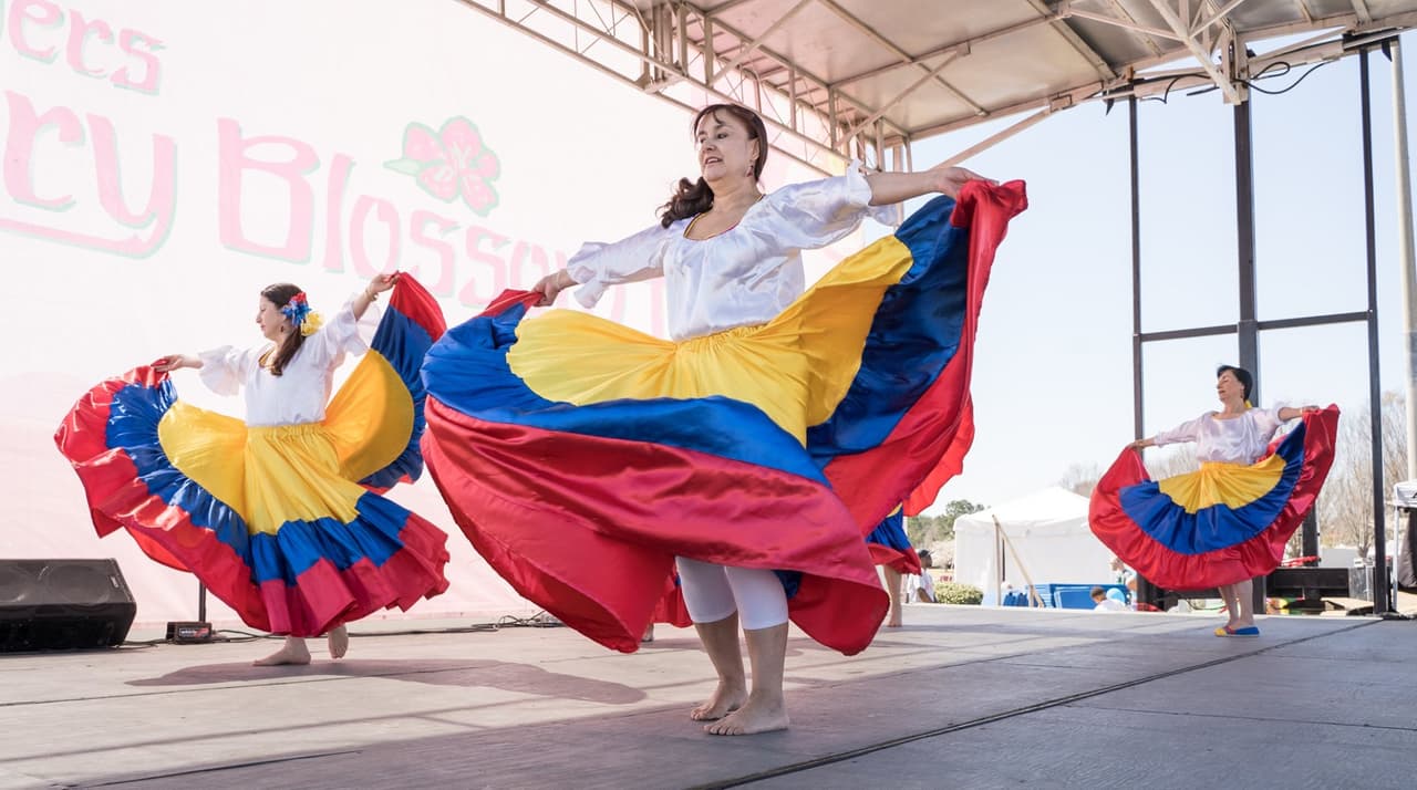 <b>Conyers Cherry Blossom Festival</b>
<br>
<b>Fechas</b>: 23-24 de marzo
<br>
<b>Lugar</b>: Georgia International Horse Park. 1996 Centennial Olympic Pkwy NE. Conyers, GA
<br>
<b>Sitio web</b>: 
<a href="https://www.georgiahorsepark.com/p/calendar-of-events/conyers-cherry-blossom-festival">https://www.georgiahorsepark.com/p/calendar-of-events/conyers-cherry-blossom-festival</a> 
<br>
<br>Compra artesanías, come en los múltiples patios de comidas, disfruta de espectáculos culturales, escucha música en vivo y lleva a los niños al área infantil.