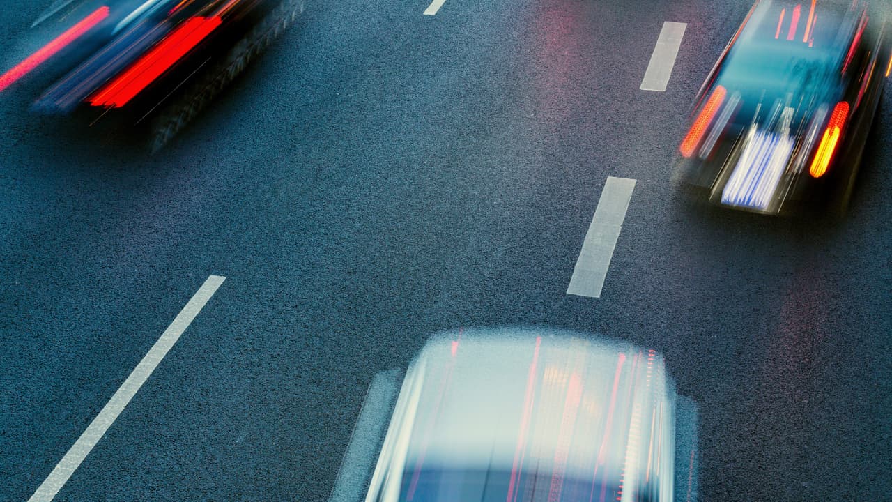 <h3 class="cms-H3-H3">Impedir que otro vehículo cambie de canal</h3>
<br>Esta situación es muy peligrosa, especialmente cuando ocurre a alta velocidad, por lo cual hay que neutralizarla con calma. Según AAA esta circunstancia ocurre en el 25% de los casos de ira al volante, afectando a 49 millones de conductores cada año.
<br>
<br>En estos casos lo mejor es no responder a la agresión. Si la situación ocurre a alta velocidad hay que buscar la manera de 
<b>poner distancia entre nuestro vehículo y el del agresor</b>. Si la situación se torna peligrosa, es recomendable llamar al 911 explicar la situación y dar nuestra localización.