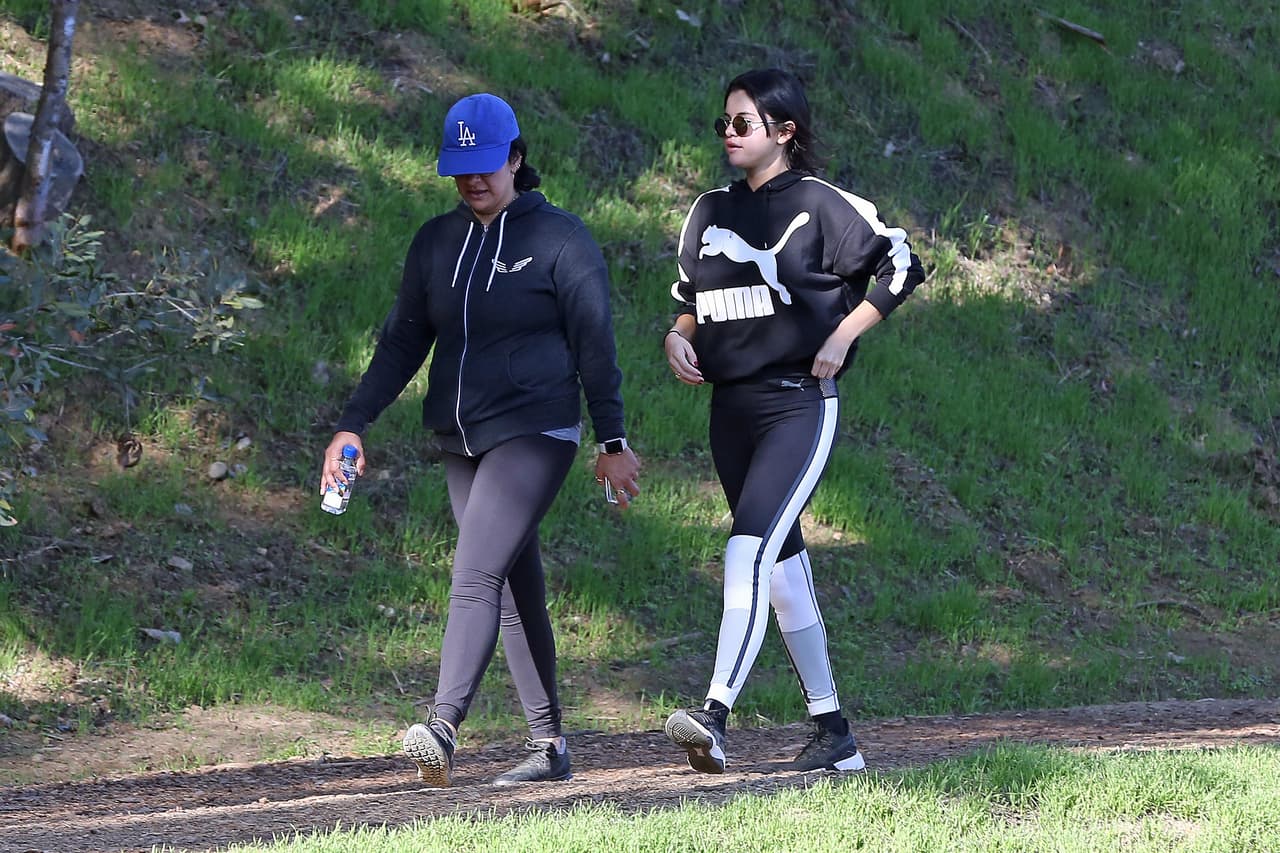 En días recientes 
<b><a href="https://www.univision.com/entretenimiento/selena-gomez-reaparece-sonriente-pero-aun-no-esta-lista-para-regresar-al-trabajo-fotos">se le ha visto haciendo ejercicios</a></b> en Los Ángeles, California, y también 
<b><a href="https://peru21.pe/espectaculos/internacional/instagram-selena-gomez-taylor-swift-cazzie-david-divierten-noche-chicas-fotos-nndc-452438">compartiendo con amigas como Taylor Swift</a></b>.