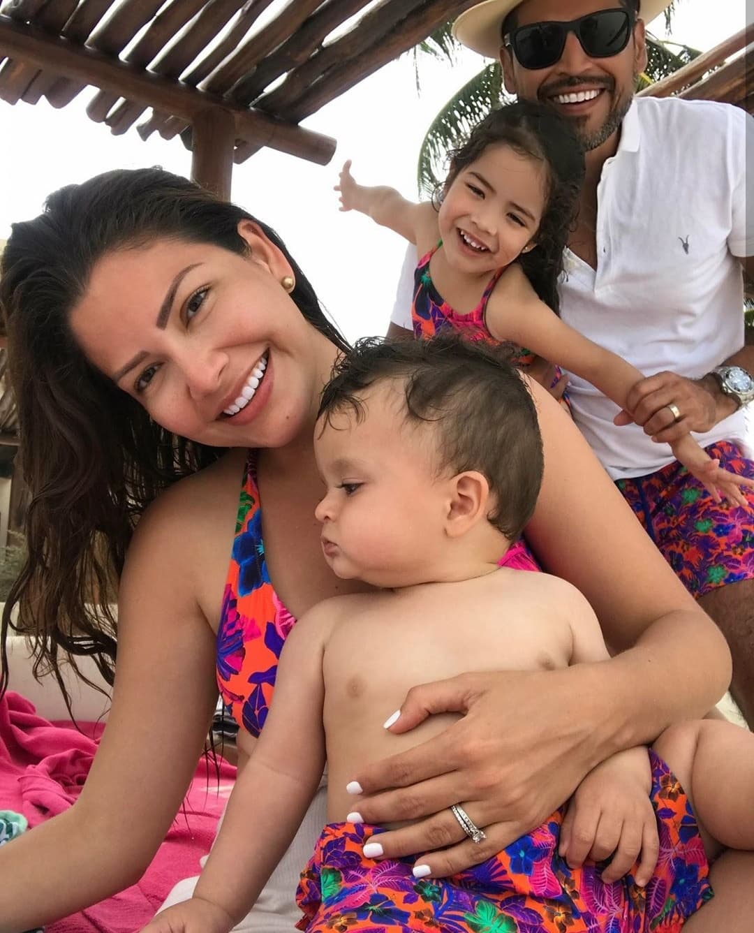 Ana disfrutó de más de una semana en compañía de su familia, en esta fotografía que compartió en Instagram vemos a los felices integrantes con trajes de baño combinados.
<br>