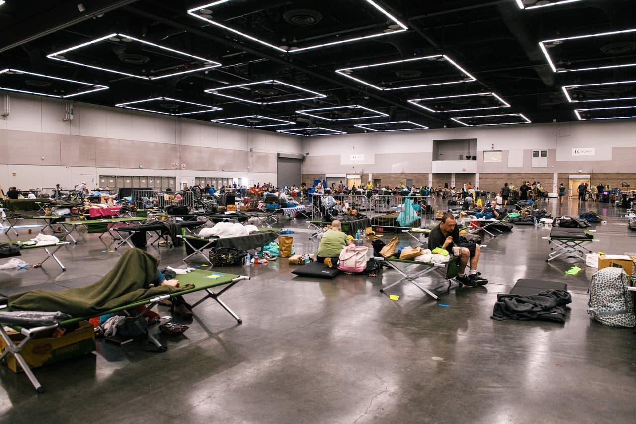 Decenas de personas descansan en el Oregon Convention Center en Portland, la noche del 28 de junio de 2021. En Portland, las temperaturas entre el sábado y el lunes rebasaron los 100ºF: 108ºF (42.2ºC) el lunes, 112ºF (44.4ºC) el martes y 116ºF (46.6ºC) el miércoles, con lo que la ciudad rompió récords por tres días consecutivos. Oregon 
<a href="https://www.oregonlive.com/pacific-northwest-news/2021/07/at-least-63-people-died-in-oregon-heat-wave-heres-what-we-know.html" target="_blank">confirmó 63 muertes vinculadas al calor</a> el miércoles.