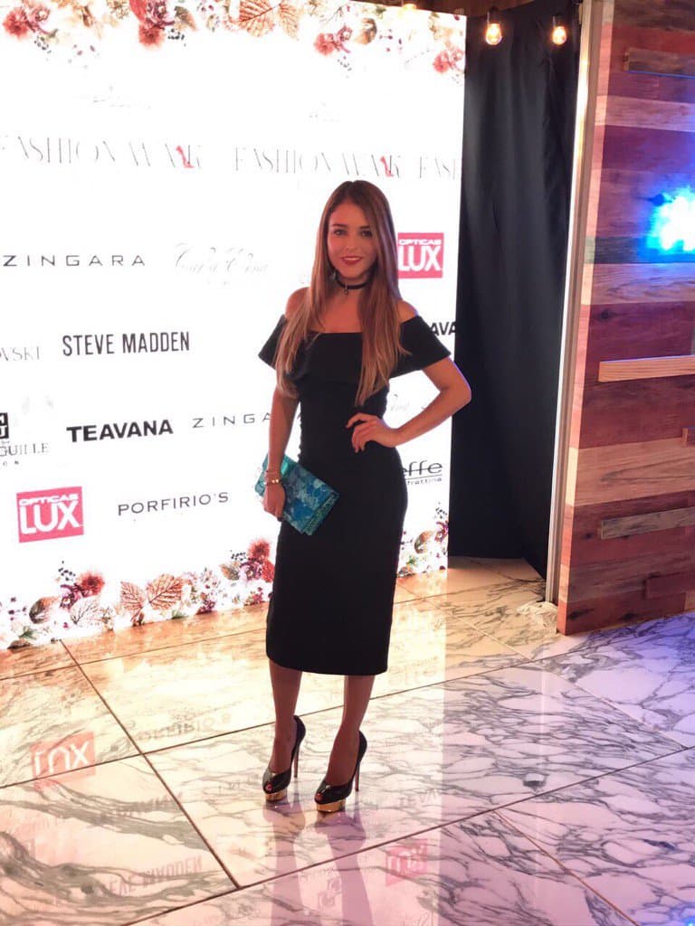 El cabello lacio y su vestido a los hombros quedó muy bien acompañado con el choker negro que Grettell lució. Sin embargo, el cabello ondulado le va muy bien a la forma ovalada de su rostro.