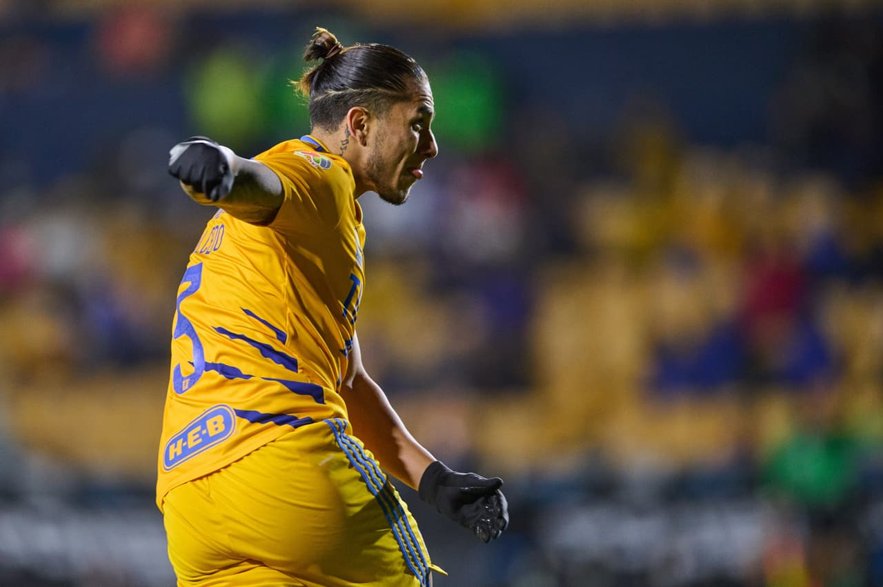 El disparo de Araújo pegó en e poste y rebotó en Salcedo para abrir el marcador en el Universitario.