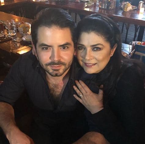 Confesó que 
<b>por el momento</b> no le gustaría que su primogénito le diera nietos, aunque dijo que eso solo es decisión de él.
<br>