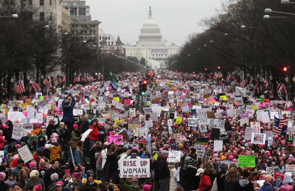 <b>La marcha de las mujeres. </b>Una inmensa protesta pacífica en la capital estadounidense –y otras ciudades del país- agrupó reclamos y demandas diversas, al día siguiente de la toma de posesión de Trump, el 21 de enero. En la fotografía, 
<a href="https://www.univision.com/temas/la-marcha-de-las-mujeres" target="_blank">la multitud de mujeres que se manifestaron</a> en Washington por la defensa de los derechos de los inmigrantes, los trabajadores, los discapacitados, la comunidad LGBT y demás minorías que expresaron rechazo a muchas de las afirmaciones discursivas del entonces recién llegado mandatario.