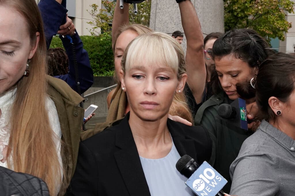 Sherri Papini sale del tribunal tras ser condenada a 18 meses de prisión.