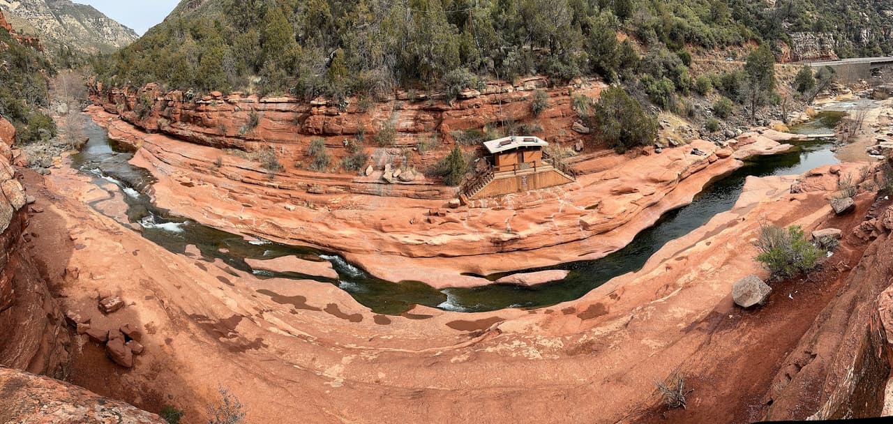 Este tobogán natural se logra gracias a las algas que crecen en el lugar y hacen que el canal sobre la piedra arenisca esté resbaladizo, llevando a un viaje agitado, pero muy divertido.