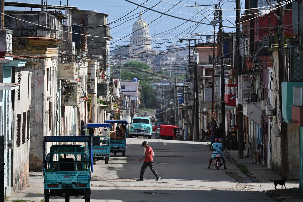 La red eléctrica de Cuba sufre un nuevo colapso en toda la isla a medida que disminuyen sus reservas de combustible