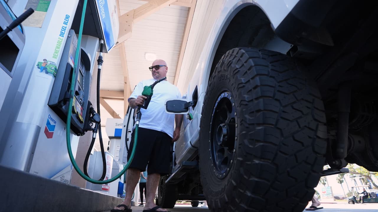 ¿Por qué siguen aumentando los precios de la gasolina en Texas? Experto responde