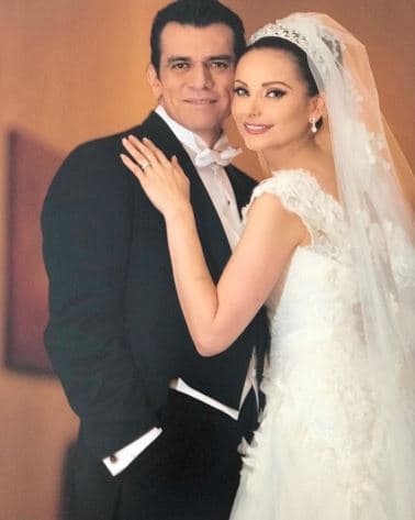 Elizabeth compartió esta fotografía donde escribió: "¡Hoy celebramos 7 años de matrimonio! ¡Qué aventura! ¡Cuánta locura! Pasión desbordada, cómplices eternos [...]".