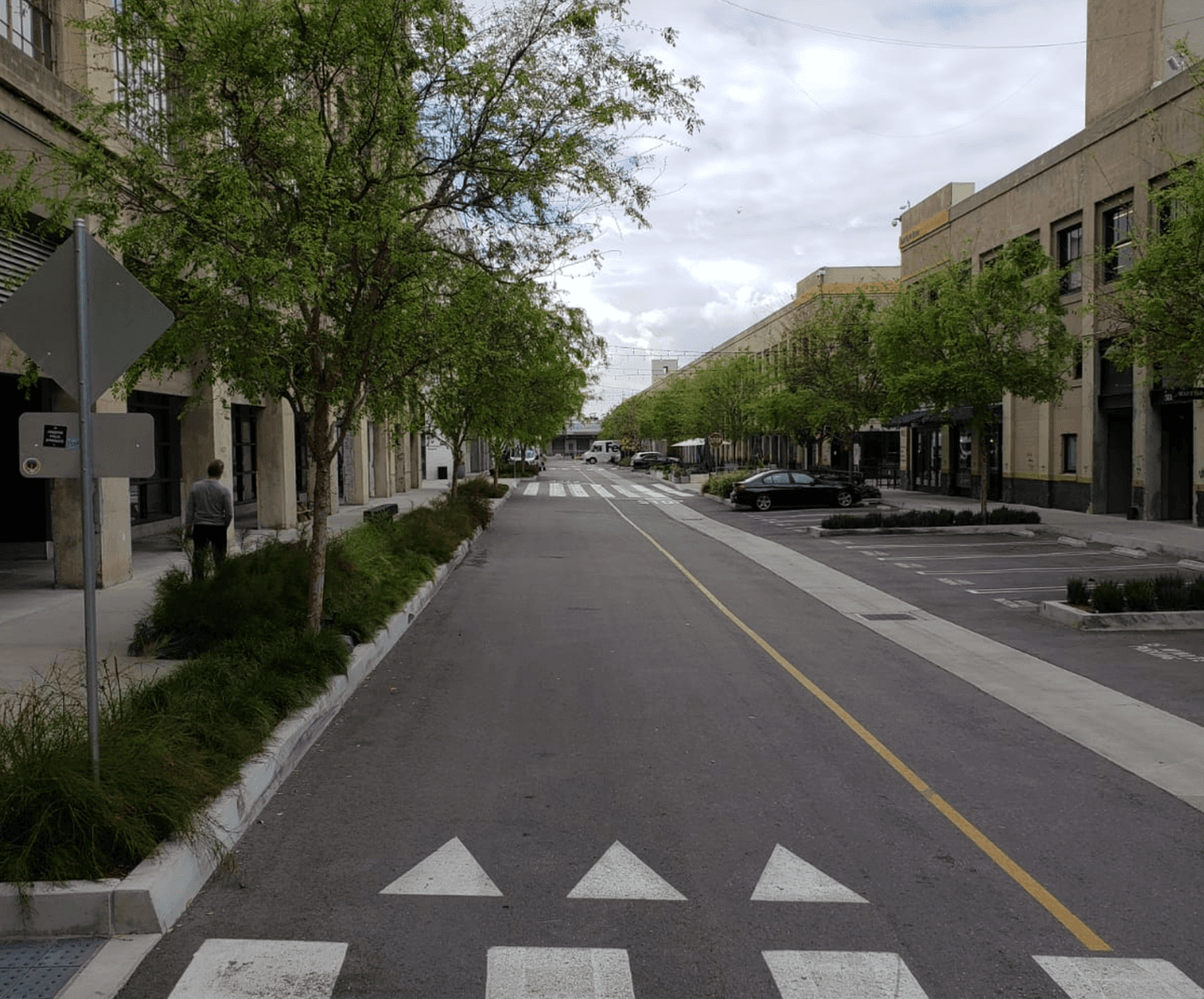 El escenario fantasma de los callejones no son únicos, restaurantes, 
<a href="https://www.univision.com/local/los-angeles-kmex/estos-supermercados-anunciaron-cambios-en-sus-horarios-debido-al-coronavirus-en-california-fotos">supermercados </a>y hasta centros comerciales en 
<a href="https://www.univision.com/local/los-angeles-kmex/">Los Ángeles</a> han cambiado sus horarios y operaciones para hacerle frente a la situación que a paralizado parcialmente a 
<a href="https://www.univision.com/local/los-angeles-kmex/la-bolsa-de-valores-de-nueva-york-sufre-su-peor-caida-desde-1987-y-asi-podria-afectar-esto-a-los-trabajadores-video">Estados Unidos</a>.