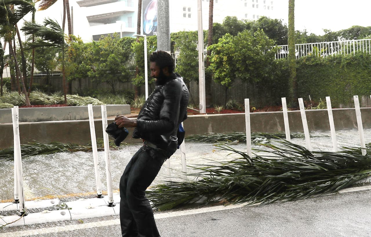 Un hombre recorre la calle en Miami, Florida, este domingo. El huracán Irma tocó tierra en los Cayos de la Florida como una tormenta de categoría 4 el domingo.