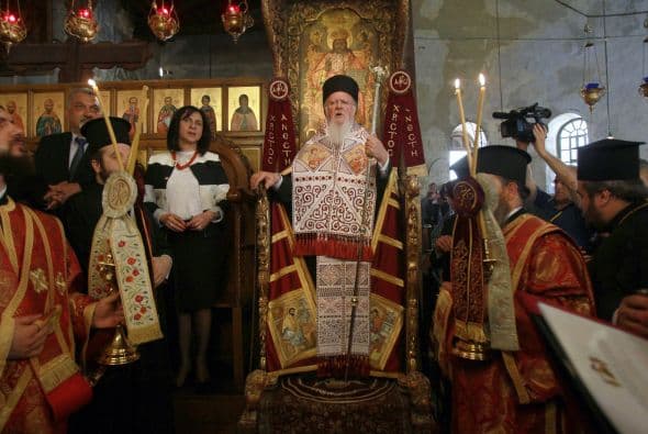 Bartolomé I durante una ceremonia previa a la visita del Papa Francisco.