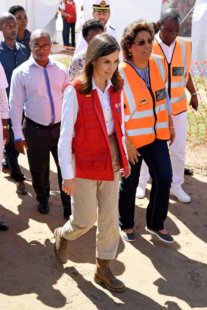 En esta salida casual, Letizia eligió un conjunto de la marca Mango al estilo safari, reportó la revista 
<a href="https://peopleenespanol.com/ponte-bella/look-adolescente-de-reina-letizia-del-que-todos-hablan/" target="_blank">People en Español</a>.