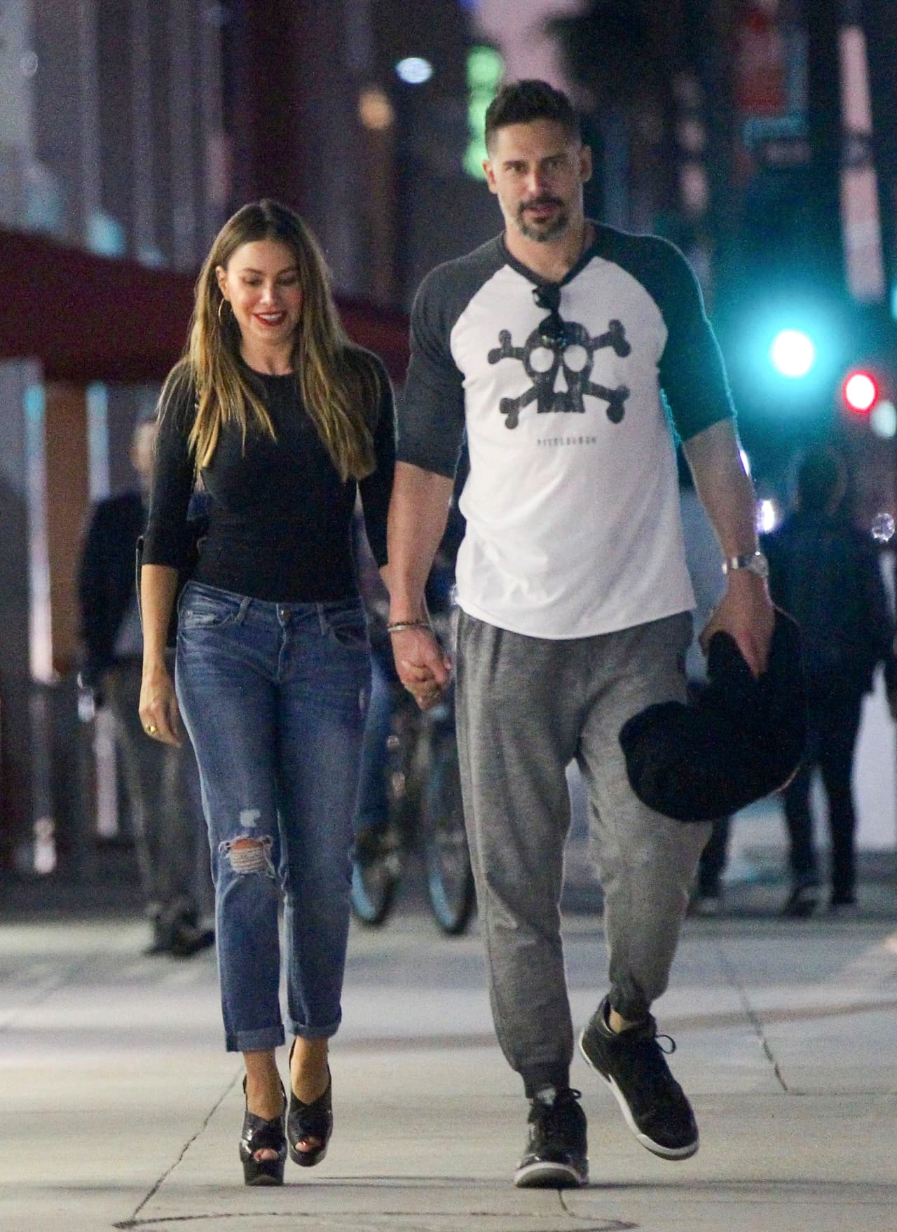 Tras la cena la pareja dio una caminata.