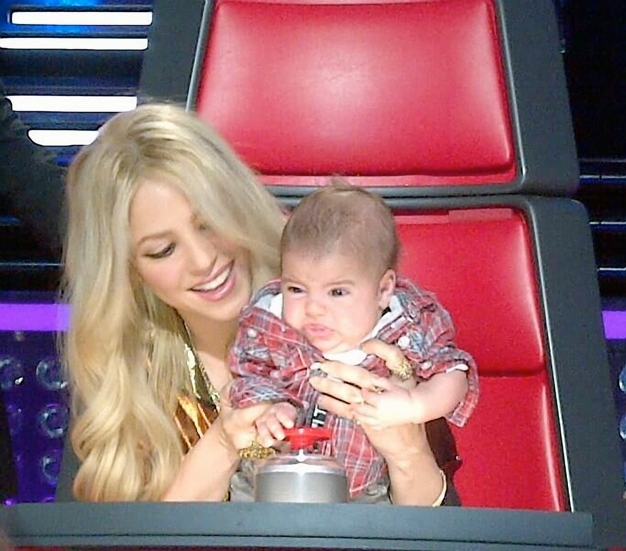 "Tengo una carrera y esa es la única parte que ha sido más estresante porque sabía que tendría que regresar a hacer 'The Voice' dos meses después de tener un bebé. No tuve mis cuatro meses de maternidad como cualquier mujer en la tierra. No me estoy quejando, pero ha sido un proceso lleno de retos en mi vida", declaró Shakira a Us Weekly.