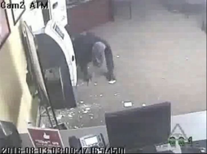 Policía de Broward busca a ladrón que hizo un hueco en la pared para robar una ATM