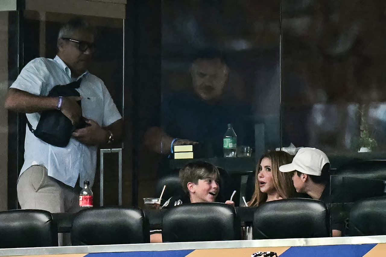 Shakira e hijos viendo el enfrentamiento entre Argentina y Austria.