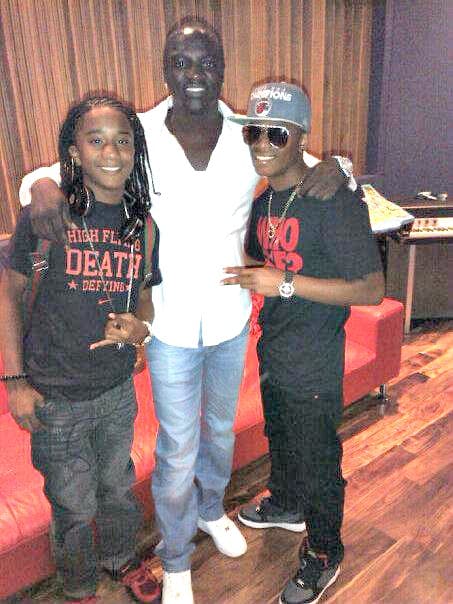 En su casa le dicen Baby Boy, es productor de su propia música y usa la música como forma de escape.