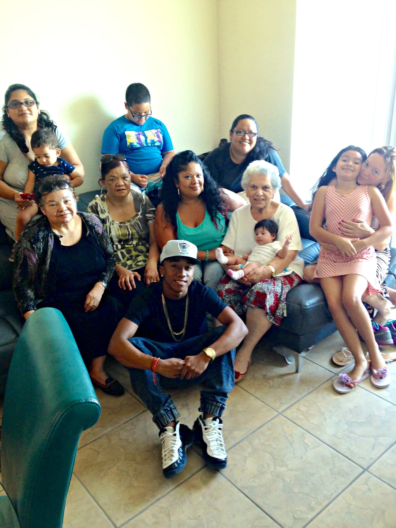 En su casa le dicen Baby Boy, es productor de su propia música y usa la música como forma de escape.