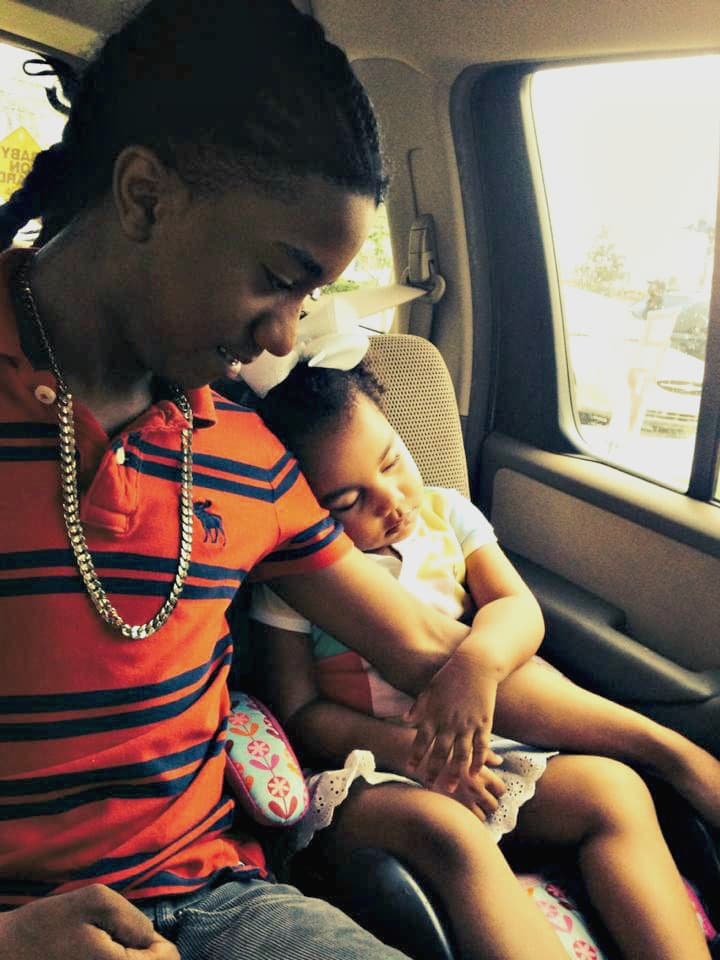 En su casa le dicen Baby Boy, es productor de su propia música y usa la música como forma de escape.