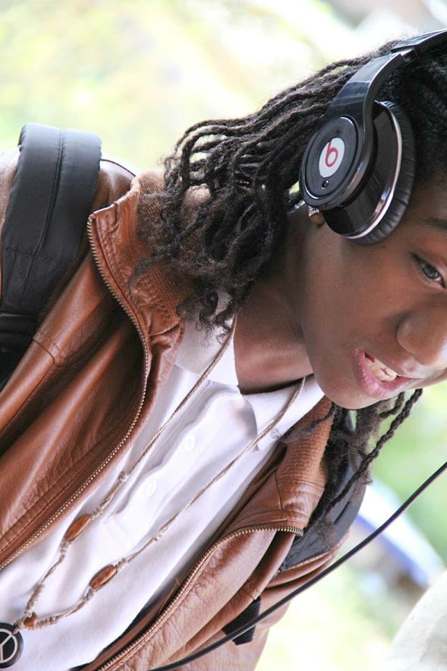 En su casa le dicen Baby Boy, es productor de su propia música y usa la música como forma de escape.