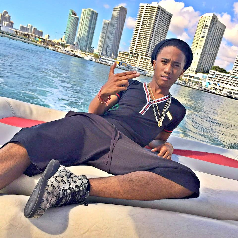 En su casa le dicen Baby Boy, es productor de su propia música y usa la música como forma de escape.