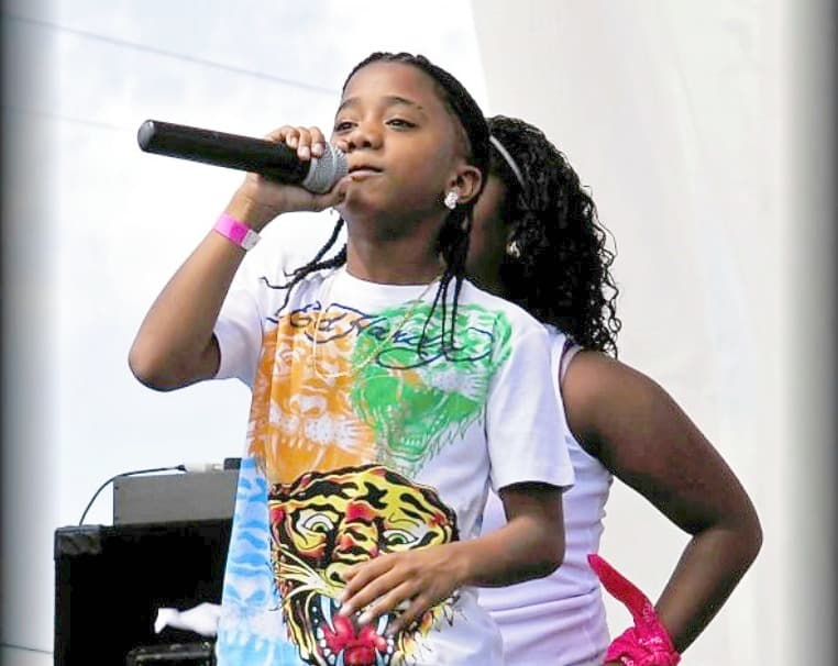 En su casa le dicen Baby Boy, es productor de su propia música y usa la música como forma de escape.