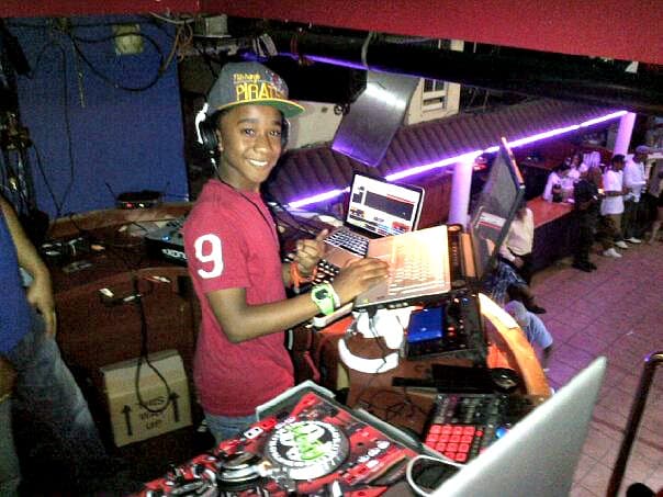 En su casa le dicen Baby Boy, es productor de su propia música y usa la música como forma de escape.