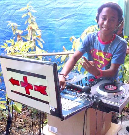 En su casa le dicen Baby Boy, es productor de su propia música y usa la música como forma de escape.