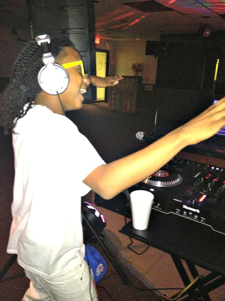 En su casa le dicen Baby Boy, es productor de su propia música y usa la música como forma de escape.