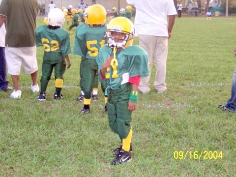 En su casa le dicen Baby Boy, es productor de su propia música y usa la música como forma de escape.