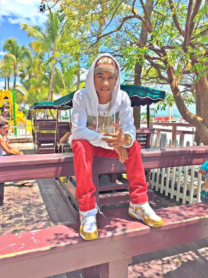 En su casa le dicen Baby Boy, es productor de su propia música y usa la música como forma de escape.