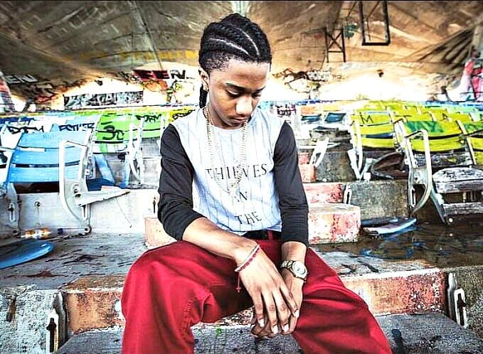 En su casa le dicen Baby Boy, es productor de su propia música y usa la música como forma de escape.