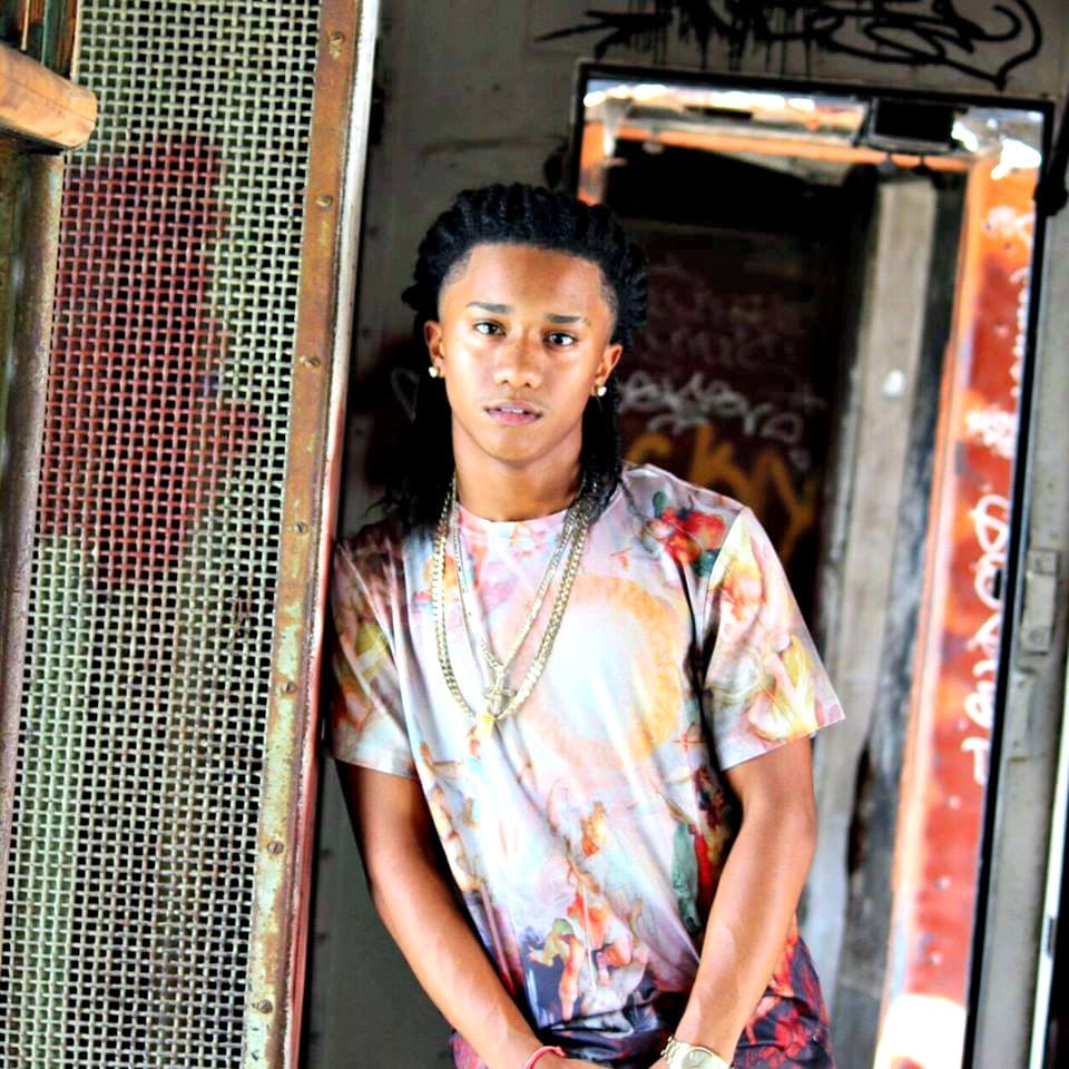 En su casa le dicen Baby Boy, es productor de su propia música y usa la música como forma de escape.