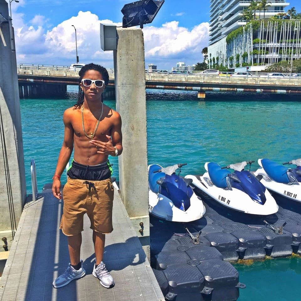 En su casa le dicen Baby Boy, es productor de su propia música y usa la música como forma de escape.