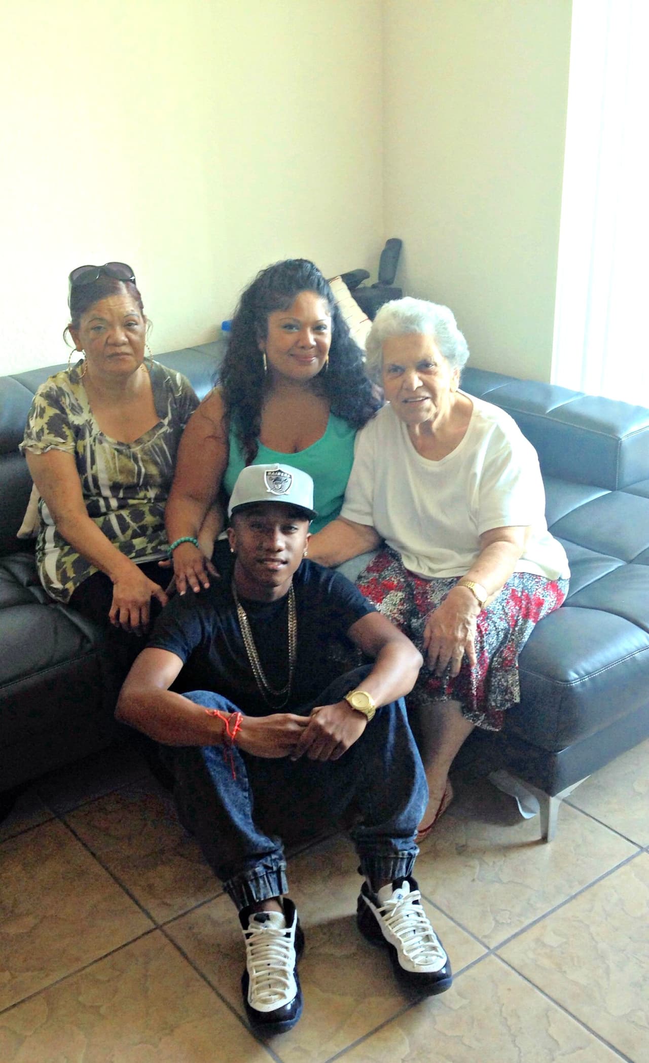 En su casa le dicen Baby Boy, es productor de su propia música y usa la música como forma de escape.