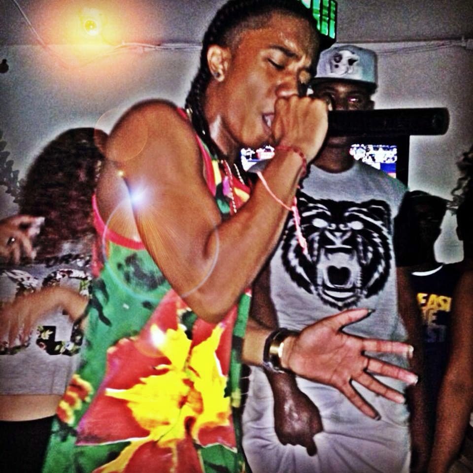 En su casa le dicen Baby Boy, es productor de su propia música y usa la música como forma de escape.